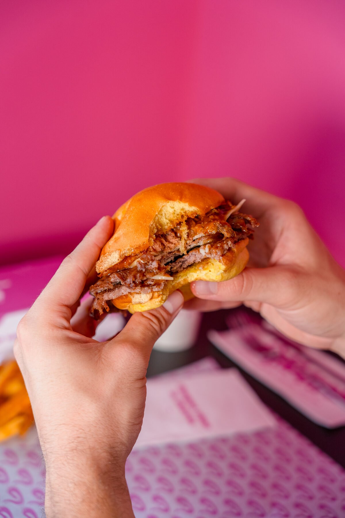 Manos sujetando una burger mordida