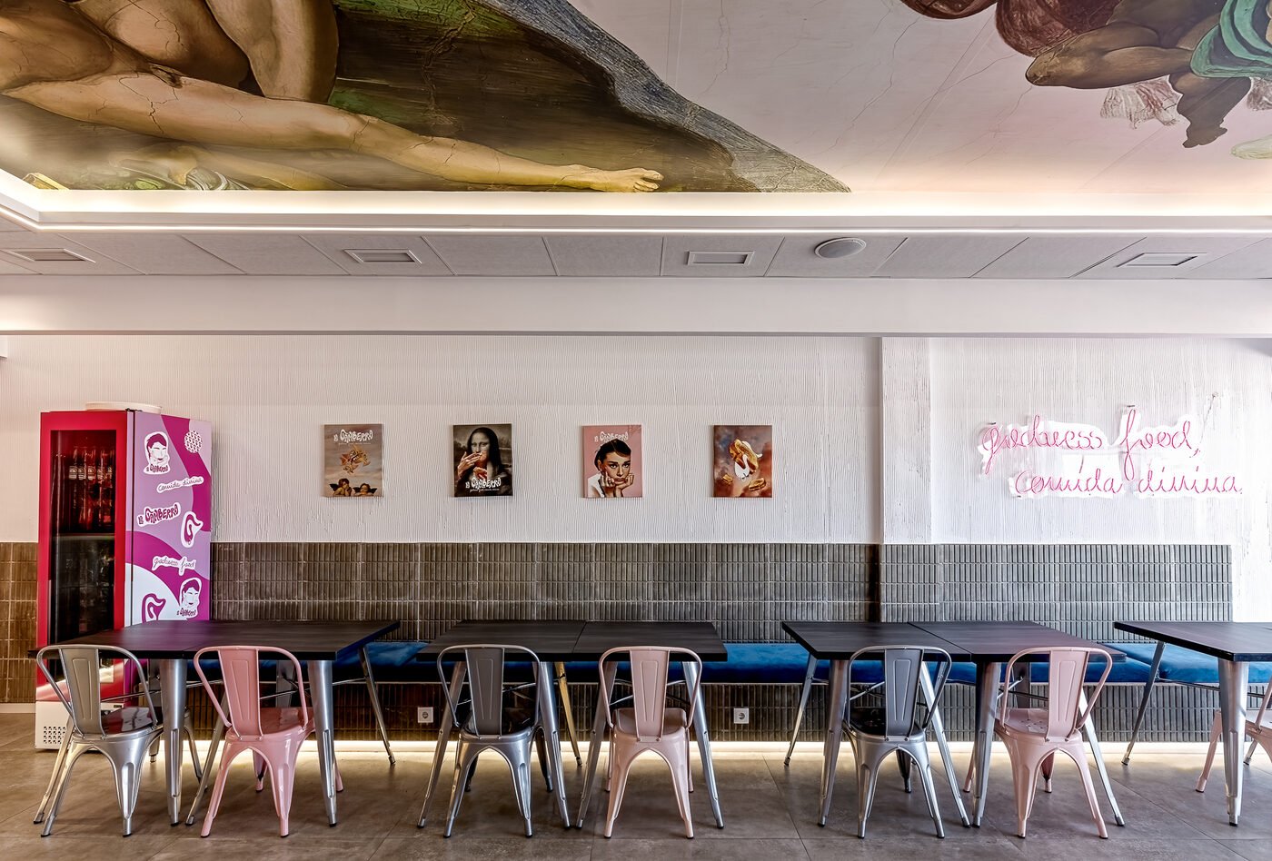 Interior de La Gamberra con cuadros pop-art
